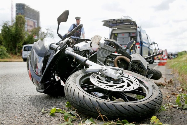 Beide Motorrder mussten abgeschleppt werden (Symbolbild)  | Foto: David Young (dpa)