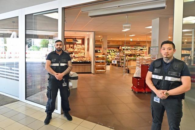 Schock in Freiburger Supermarkt: Kundin rastet aus und bedroht Angestellte - Polizei reagiert spt