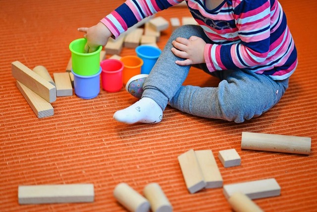 In Krippen, die Kinder unter drei Jahr...n Betreuungspltzen weiter verschrft.  | Foto: Uwe Anspach (dpa)