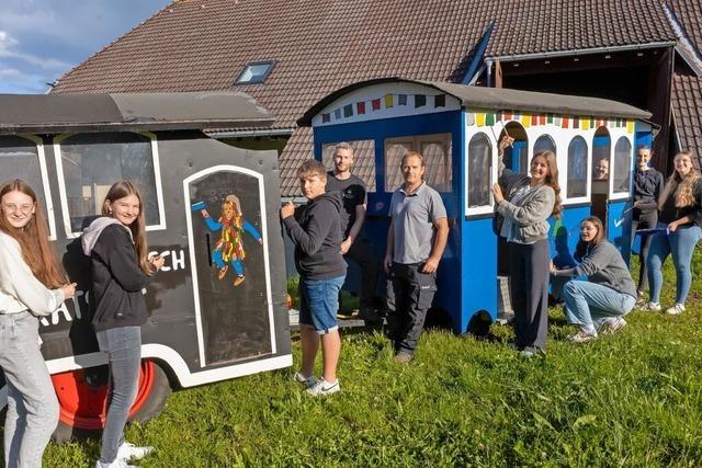 Jugendliche der Grafenhausener Narrenzunft Galgenvgel renovieren das beliebte Dorffestbhnle