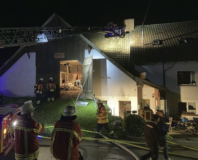 53 Einsatzkrfte und acht Fahrzeuge waren bei dem Brand vor Ort.  | Foto: Feuerwehr Laufenburg