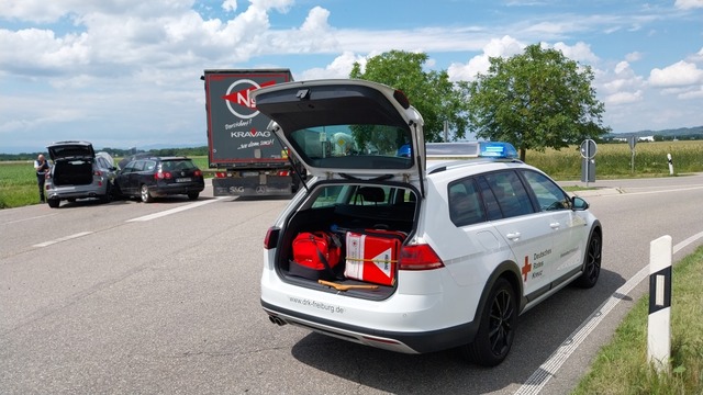 Das DRK war mit Einsatzfahrzeugen am Unfallort.  | Foto: DRK