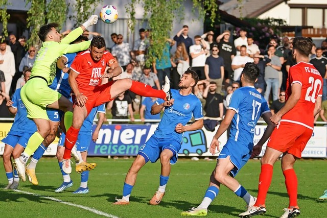 Steffen Reinecker springt hoch zum Kop... allem in der Defensive ausgezeichnet.  | Foto: Achim Keller