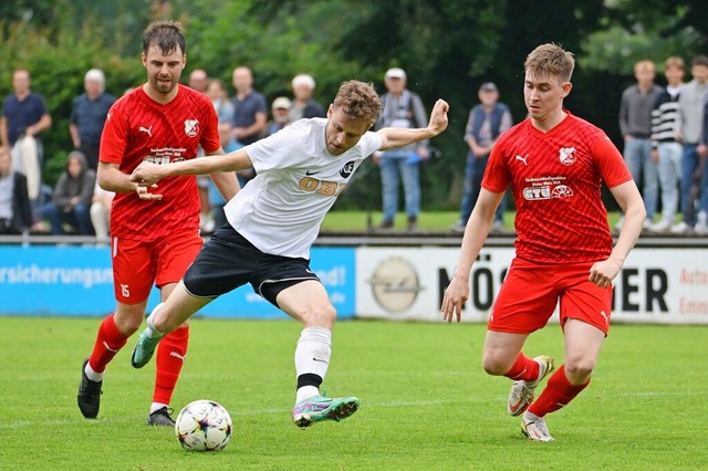 Kevin Schlegel (in wei) und der FC Em...Samstag in Binzen den Aufstieg packen.  | Foto: Achim Keller