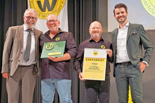 Die Ehrenplakette vom DFB und den Ehre...et und Andr Olveira-Lenz (von links).  | Foto: Jrgen Schweizer