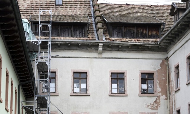 Der Innenhof wurde abgesperrt, Fenster...arrenfabrik Himmelsbach ist baufllig.  | Foto: Christoph Breithaupt