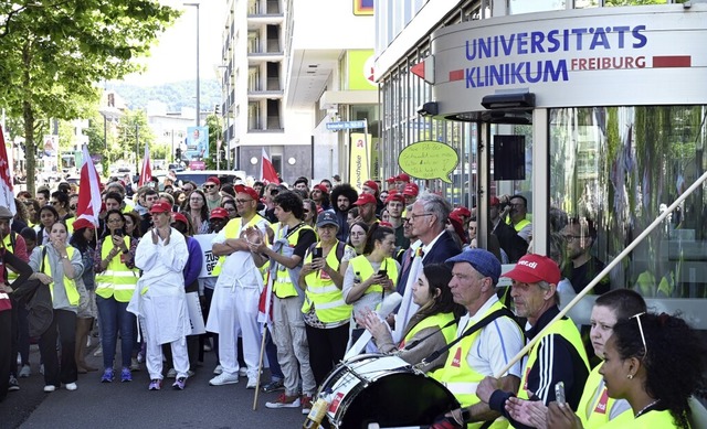 630 Menschen beteiligten sich am Warns...r einem Verwaltungsgebude kamen 1000.  | Foto: Thomas Kunz