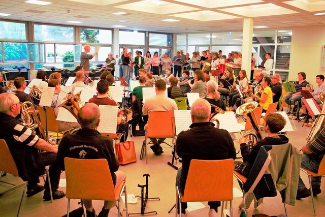 Gemeinsame Probe von Orchester und Cho...ch-Konzert am 22. Juni in Herbolzheim.  | Foto: Ruth Seitz