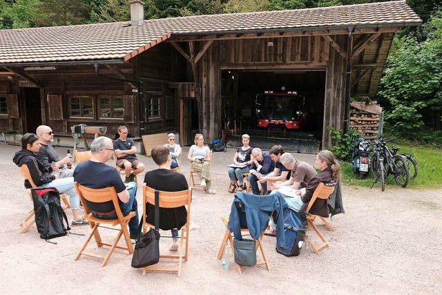 Zum Workshop fand sich der erweiterte ...s vor der Skihtte am Lipple zusammen.  | Foto: Birgit-Cathrin Duval