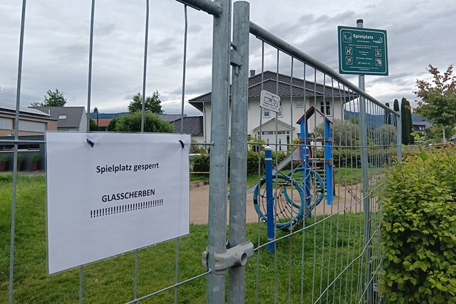 Glassplitter von zerbrochenen Flaschen...eckt. Der Spielplatz wurde abgesperrt. | Foto: Walter Holtfoth Glassplitter von zerbrochenen Flaschen...eckt. Der Spielplatz wurde abgesperrt. | Foto: Walter Holtfoth
