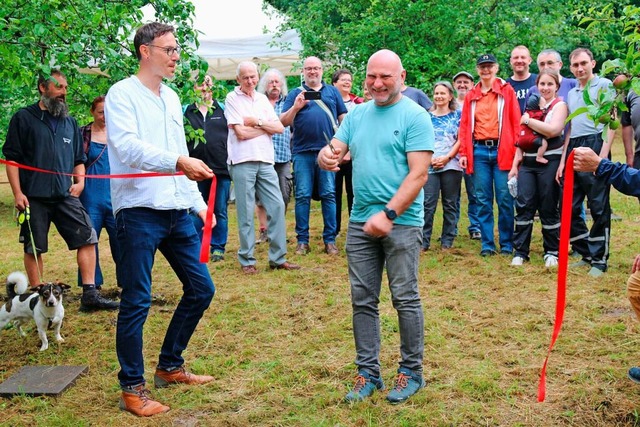 Im Beisein von vielen Mitgliedern habe...ner, das Vereinsgrundstck eingeweiht.  | Foto: Katharina Kubon