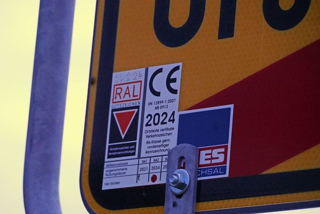 Frisch hergestellt und angebracht. Dieses Schild hat vorerst TV bis  2034.  | Foto: Sebastian Kurtenacker