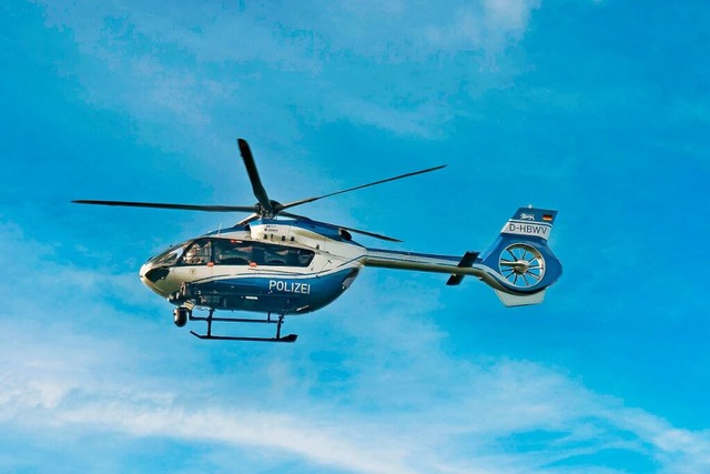 Ein Polizeihubschrauber kreist ber Lenzkirch  | Foto: Wolfgang Scheu