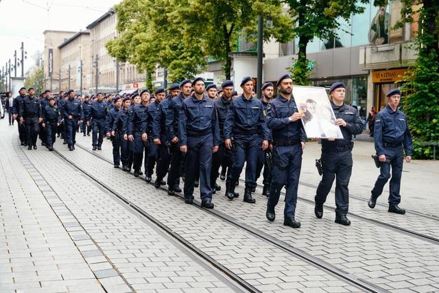 Tausende verabschieden in Mannheim getteten Beamten