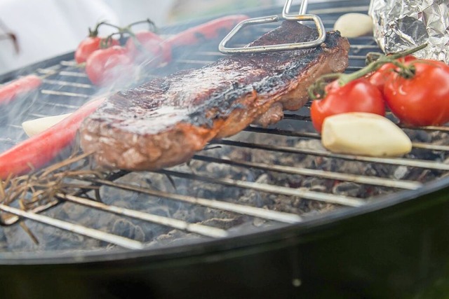 Grillfeuer in der ffentlichkeit werden in Neuried geahndet.  | Foto: Christin Klose (dpa)