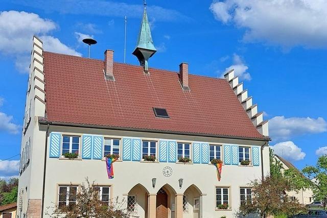 Als Reaktion auf Hetzparolen hisst Wutach Regenbogenflaggen am Rathaus