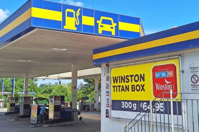 Tabakwerbung an der freien Tankstelle Euro Point in Breisach  | Foto: Dirk Sattelberger