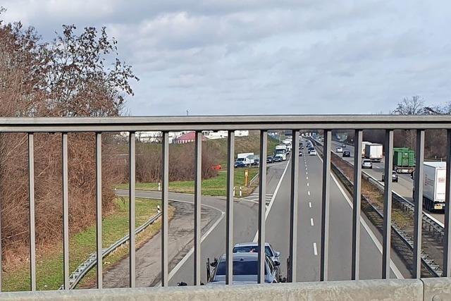 Staus bei Neuenburg gehen in die Verlngerung: Autobahndreieck weiterhin dicht