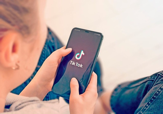 Tiktok wird vor allem von jungen Menschen genutzt.   | Foto: Tashatuvango