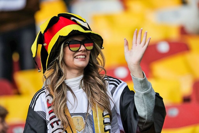 Fuballfans  sind bei Lnderspielen of...ben der Flagge ihres Landes gekleidet.  | Foto: Christian Charisius (dpa)