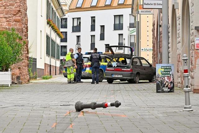 Auto kracht in Lahrer Innenstadt in Hauswand nach Verfolgungsjagd