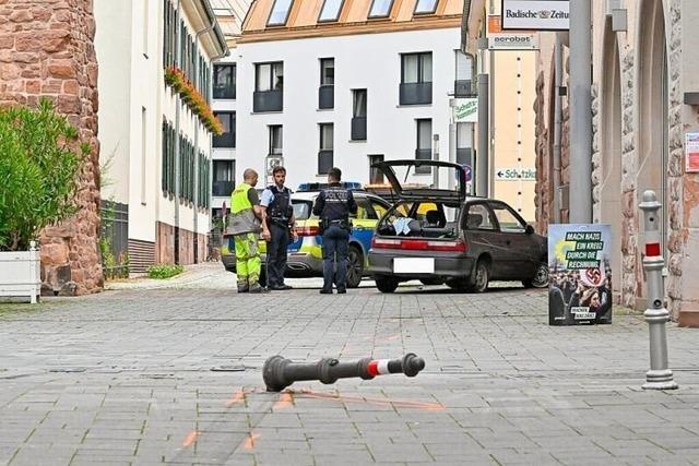 Auto kracht in Lahrer Innenstadt in Hauswand nach Verfolgungsjagd