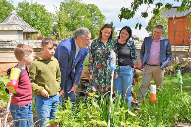 Was da alles wchst &#8211; Christoph ...te) zu Gast im Breitnauer Schulgarten.  | Foto: Thomas Biniossek