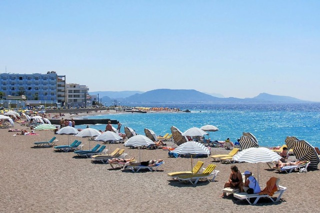 Entspannen am Strand von Rhodos  | Foto: Tobias Schormann (dpa)