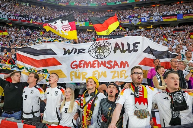 Mnchen: Deutsche Fans singen vor dem Spiel.  | Foto: Christian Charisius (dpa)