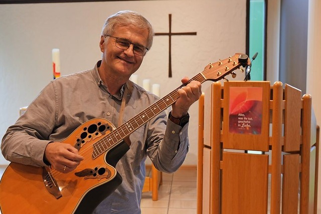 Die Gitarre gehrte zu jedem Gottesdienst von Fritz Breisacher dazu.  | Foto: Sophia Hesser