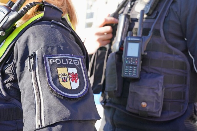 Das Landeswappen der Polizei Mecklenbu...der Uniform einer Polizistin zu sehen.  | Foto: Marcus Brandt (dpa)