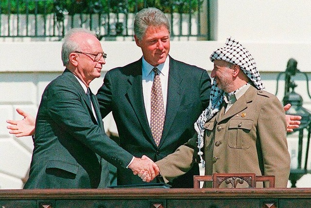 Fr Faten Mukarker der Moment, der die...n der Mitte US-Prsident Bill Clinton.  | Foto: Avi_Ohayon-Israeli_Government_Pr