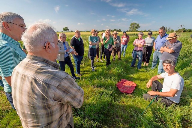 Reinhold Treiber (sitzend) sammelt auf...em roten Hemd zahlreiche Insekten ein.  | Foto: S. Schrder-Esch / WWF