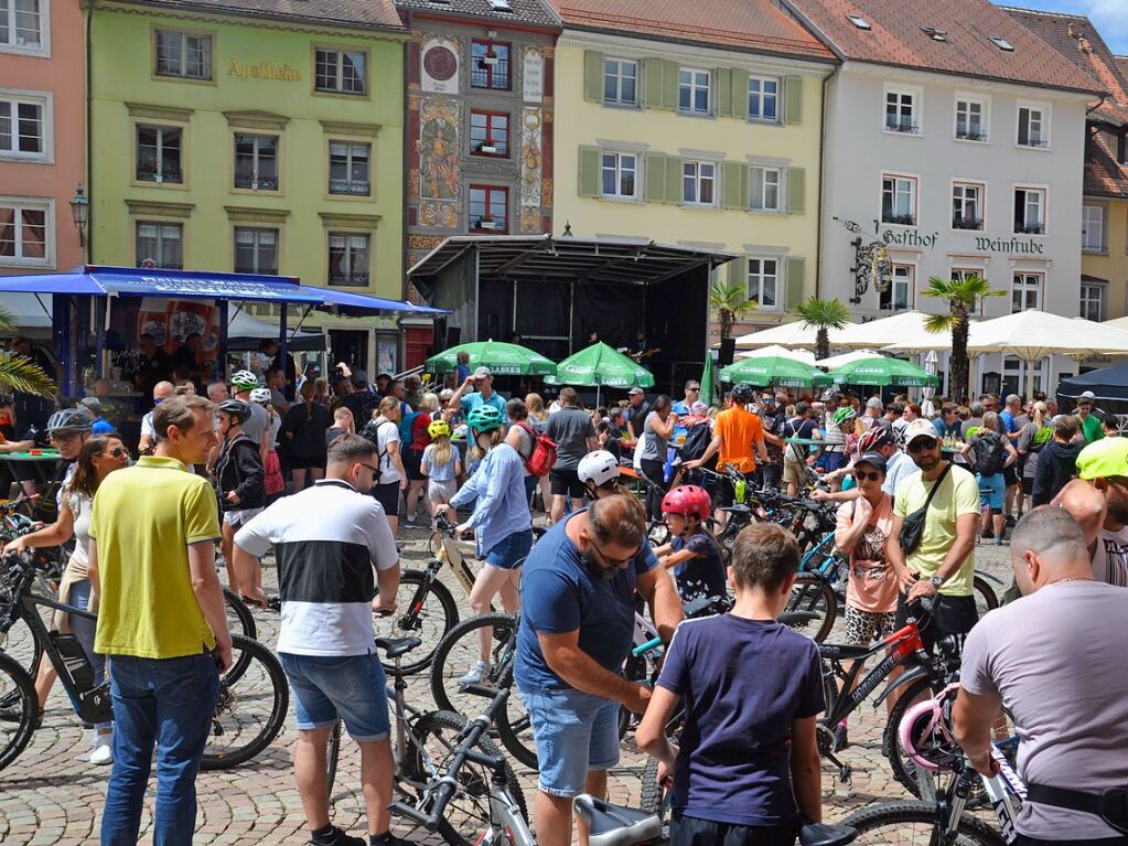 Auf Bad Sckingens Mnsterplatz ist Party, auf einem Rundkurs radeln viele Menschen: Beim Slow-up Hochrhein Sonntag, 16. Juni, war Gro und Klein unterwegs.