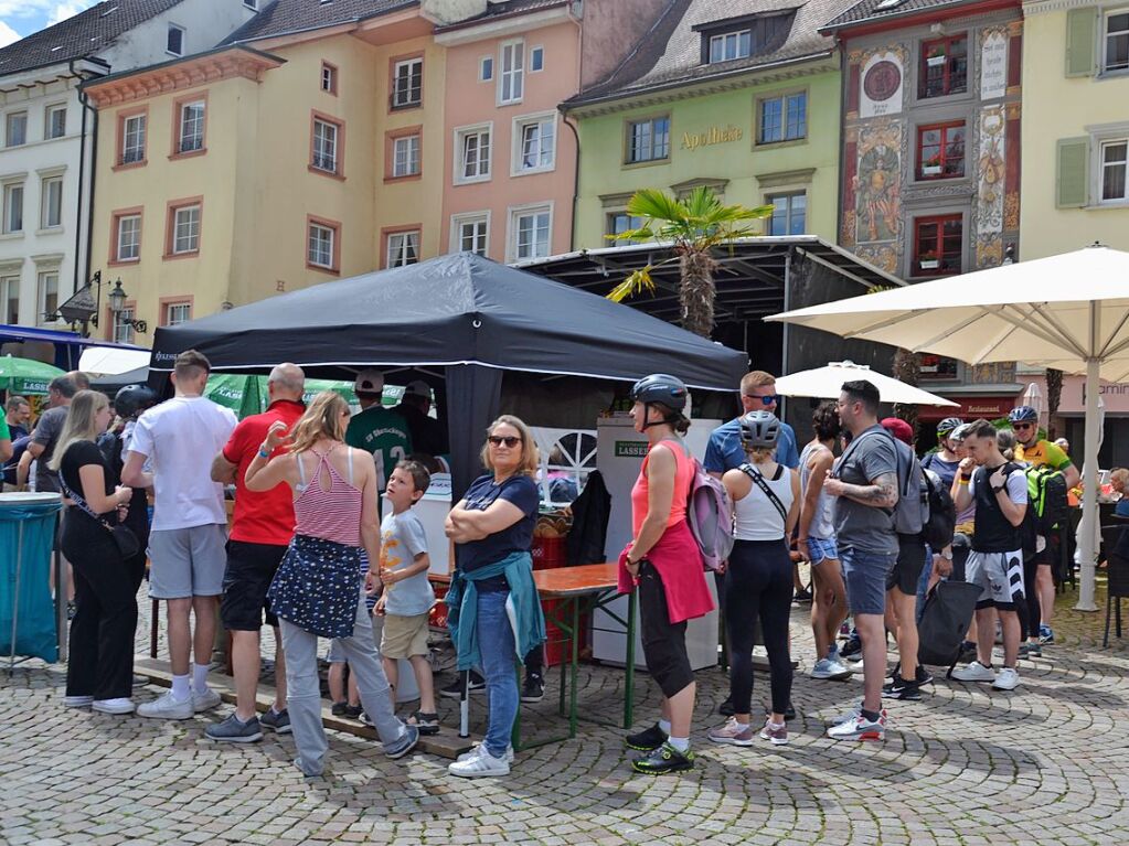 Auf Bad Sckingens Mnsterplatz ist Party, auf einem Rundkurs radeln viele Menschen: Beim Slow-up Hochrhein Sonntag, 16. Juni, war Gro und Klein unterwegs.