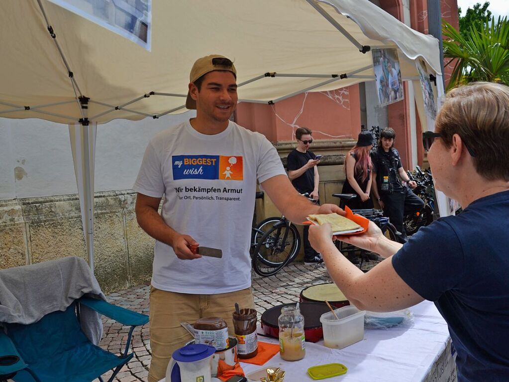 Auf Bad Sckingens Mnsterplatz ist Party, auf einem Rundkurs radeln viele Menschen: Beim Slow-up Hochrhein Sonntag, 16. Juni, war Gro und Klein unterwegs.