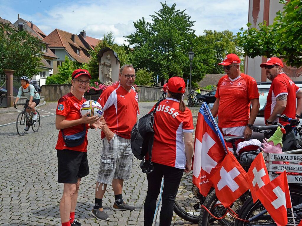 Auf Bad Sckingens Mnsterplatz ist Party, auf einem Rundkurs radeln viele Menschen: Beim Slow-up Hochrhein Sonntag, 16. Juni, war Gro und Klein unterwegs.