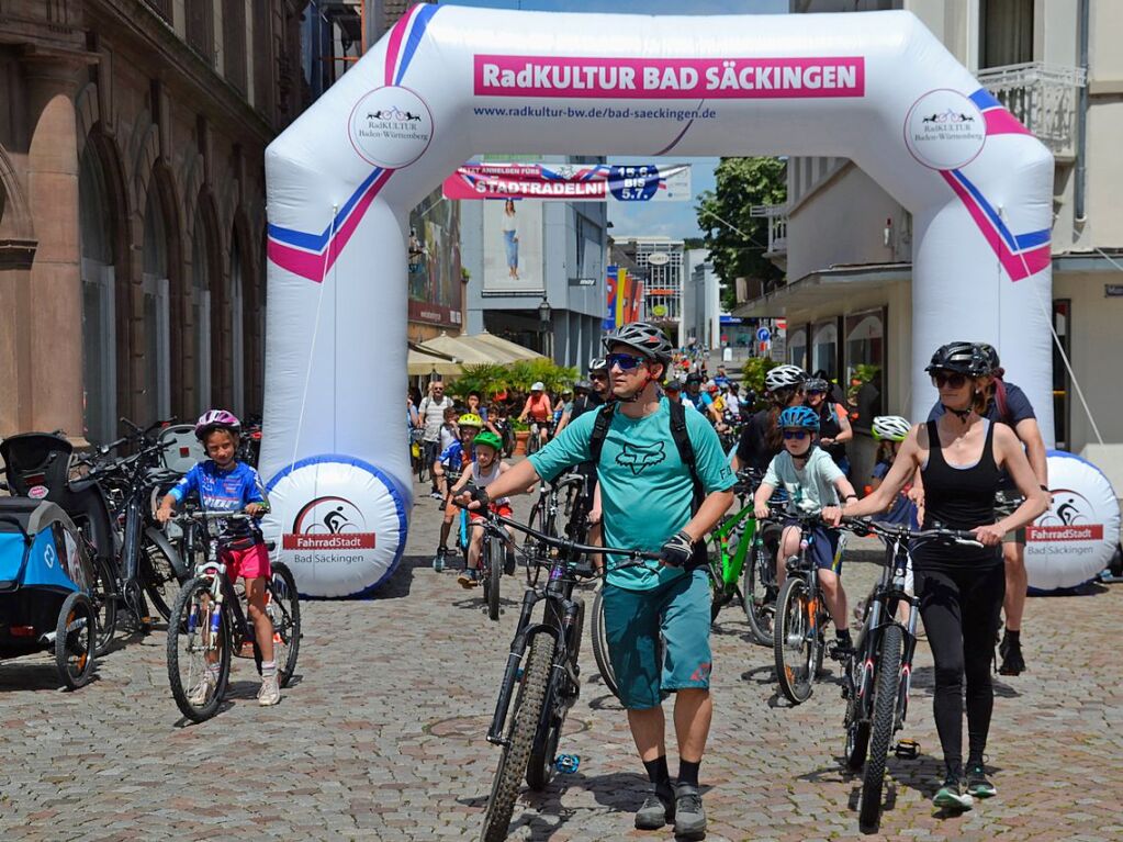 Auf Bad Sckingens Mnsterplatz ist Party, auf einem Rundkurs radeln viele Menschen: Beim Slow-up Hochrhein Sonntag, 16. Juni, war Gro und Klein unterwegs.