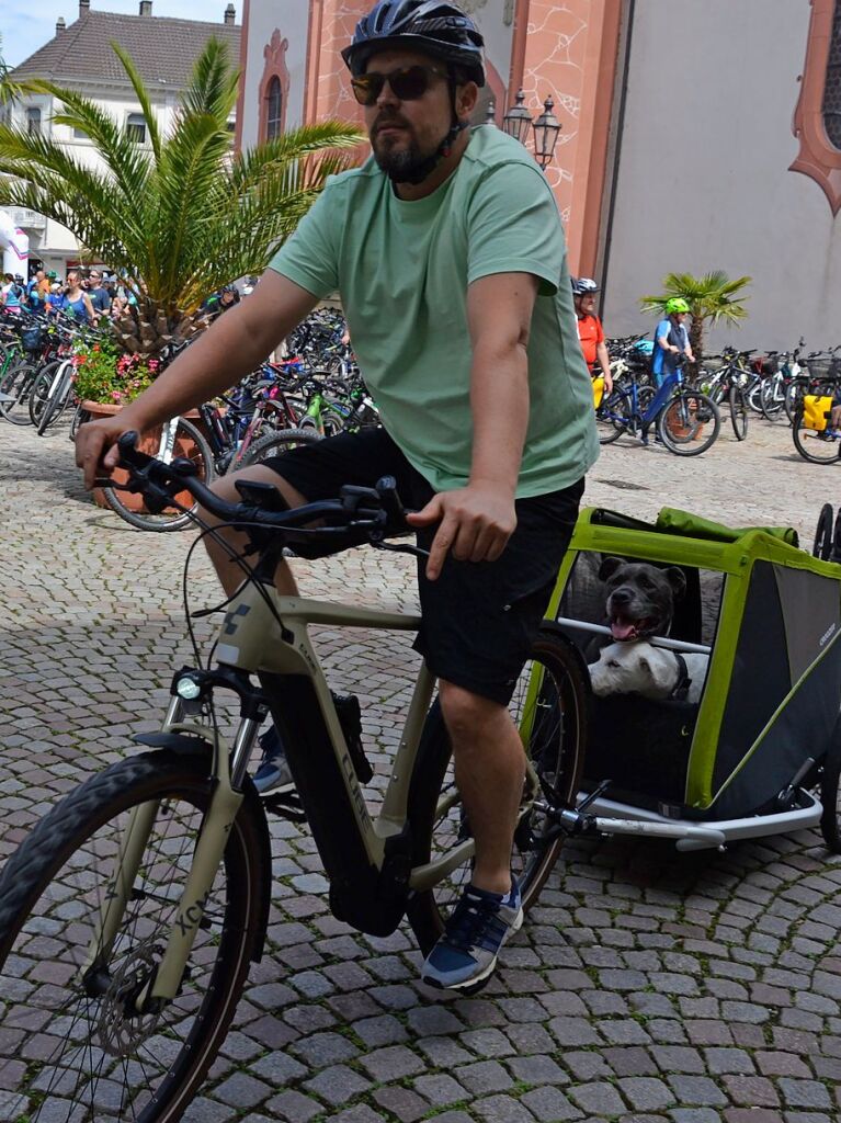 Auf Bad Sckingens Mnsterplatz ist Party, auf einem Rundkurs radeln viele Menschen: Beim Slow-up Hochrhein Sonntag, 16. Juni, war Gro und Klein unterwegs.