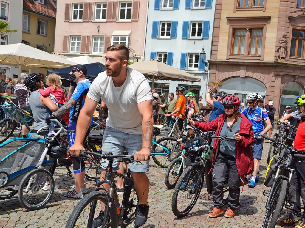 Auf Bad Sckingens Mnsterplatz ist Party, auf einem Rundkurs radeln viele Menschen: Beim Slow-up Hochrhein Sonntag, 16. Juni, war Gro und Klein unterwegs.