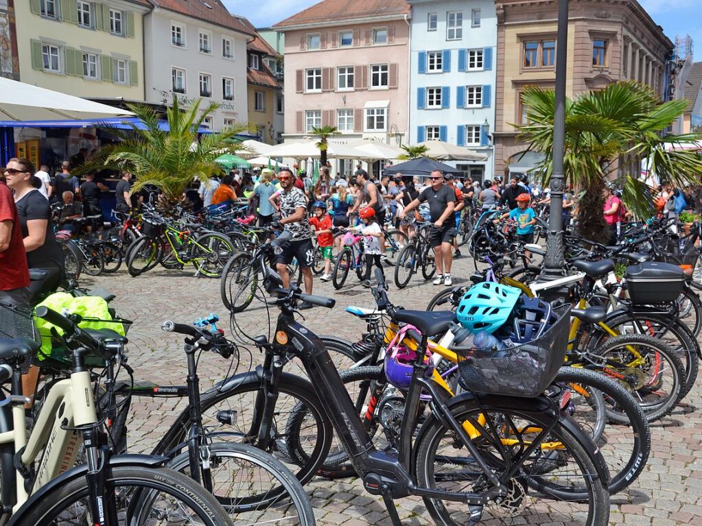 Auf Bad Sckingens Mnsterplatz ist Party, auf einem Rundkurs radeln viele Menschen: Beim Slow-up Hochrhein Sonntag, 16. Juni, war Gro und Klein unterwegs.