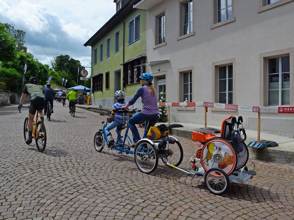 Auf Bad Sckingens Mnsterplatz ist Party, auf einem Rundkurs radeln viele Menschen: Beim Slow-up Hochrhein Sonntag, 16. Juni, war Gro und Klein unterwegs.