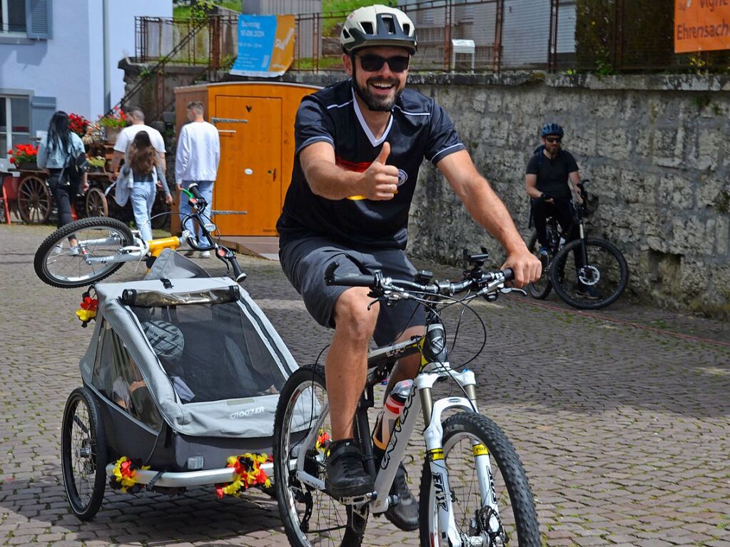 Auf Bad Sckingens Mnsterplatz ist Party, auf einem Rundkurs radeln viele Menschen: Beim Slow-up Hochrhein Sonntag, 16. Juni, war Gro und Klein unterwegs.