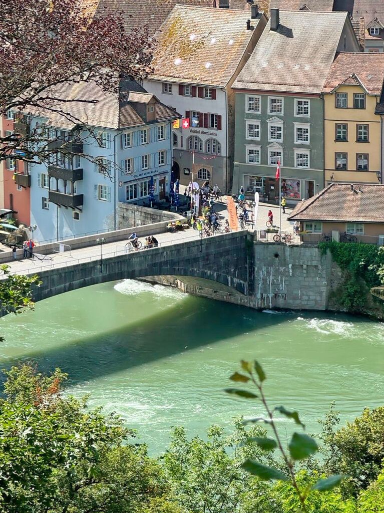 Auf Bad Sckingens Mnsterplatz ist Party, auf einem Rundkurs radeln viele Menschen: Beim Slow-up Hochrhein Sonntag, 16. Juni, war Gro und Klein unterwegs.