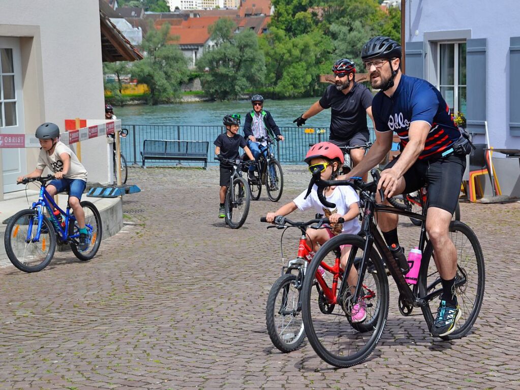 Auf Bad Sckingens Mnsterplatz ist Party, auf einem Rundkurs radeln viele Menschen: Beim Slow-up Hochrhein Sonntag, 16. Juni, war Gro und Klein unterwegs.