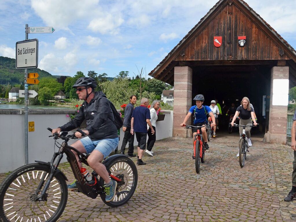 Auf Bad Sckingens Mnsterplatz ist Party, auf einem Rundkurs radeln viele Menschen: Beim Slow-up Hochrhein Sonntag, 16. Juni, war Gro und Klein unterwegs.