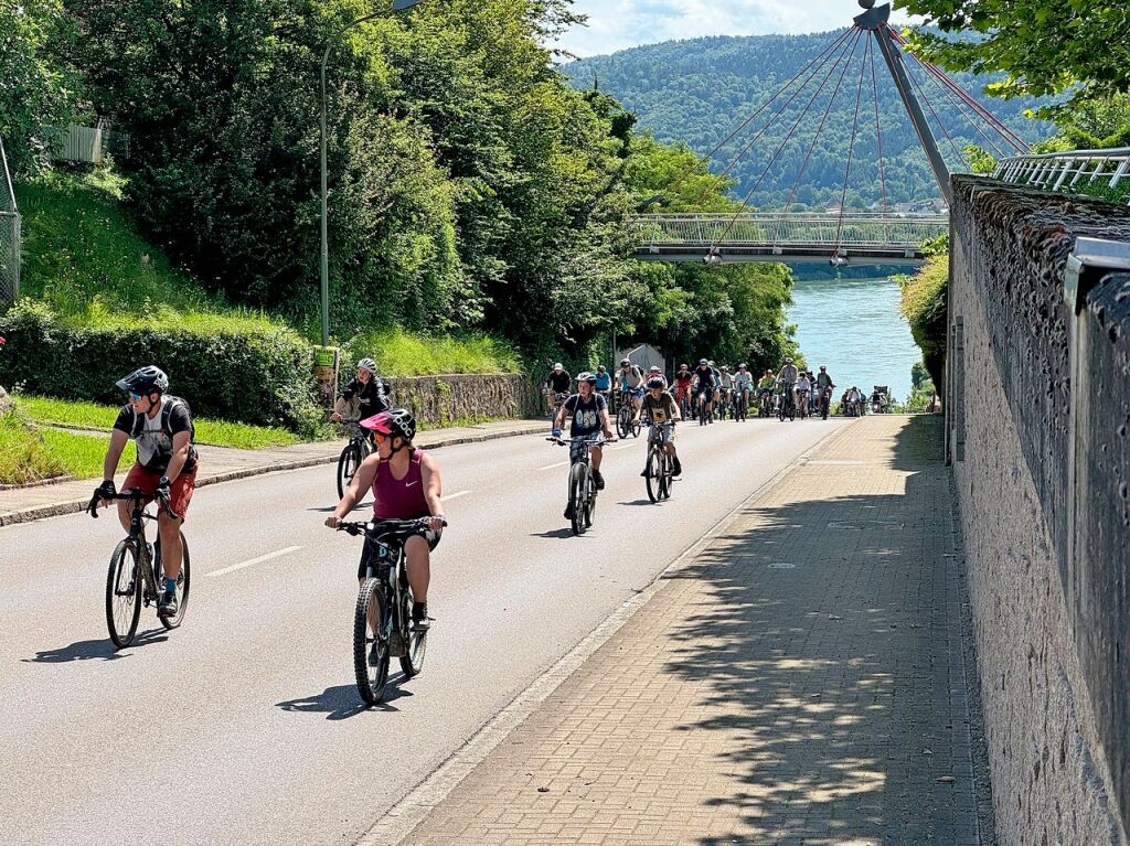 Auf Bad Sckingens Mnsterplatz ist Party, auf einem Rundkurs radeln viele Menschen: Beim Slow-up Hochrhein Sonntag, 16. Juni, war Gro und Klein unterwegs.