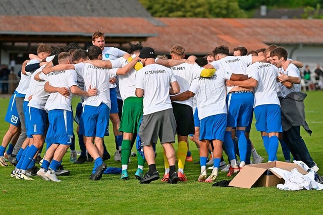 Die Fuballer des  FC Denzlingen II ju...amstag in ihren weien Meistertrikots.  | Foto: Stephan Eckenfels