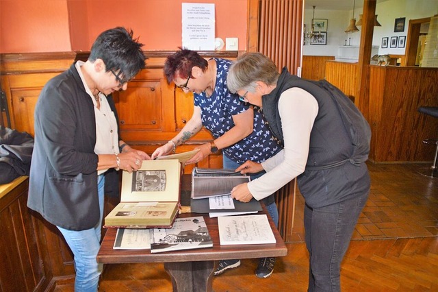 Mit Vergngen stberten die Gste in historischen Dokumenten.  | Foto: Edgar Steinfelder