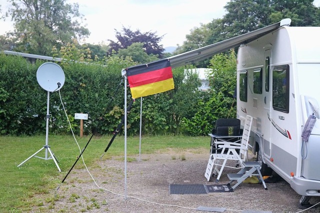 SAT-Schssel und Deutschlandflagge: Au...ten mit der deutschen Nationalelf mit.  | Foto: Verena Mller-Baltes